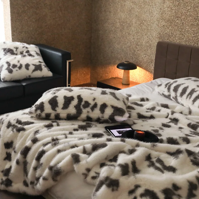 Плюшевое одеяло из искусственного меха, теплые зимние двухсторонние одеяла для кровати, роскошный чехол в клетку для дивана, подушки, женский подарок
Плюшевое одеяло из искусственного меха, теплые зимние двухсторонние одеяла для кровати, роскошный чехол в клетку для дивана, подушки, женский подарок