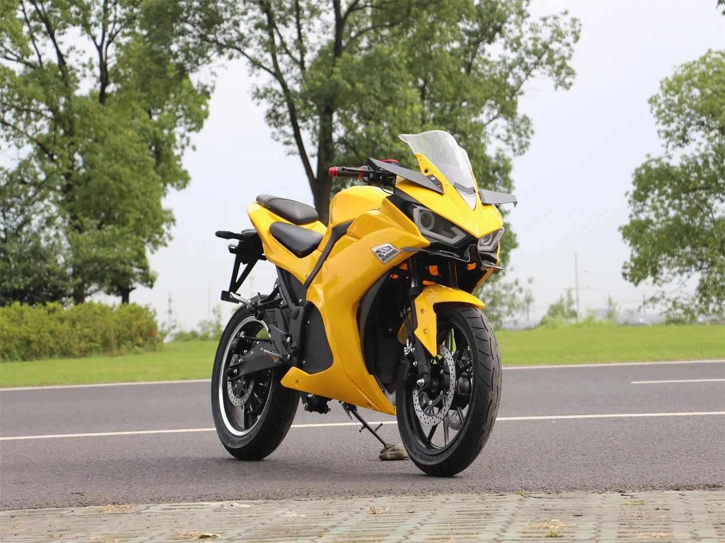 Top Fashion 72V Two-Seater Electric Racing Motorcycle 3000W Motor Power 80km/h Max Speed Electric Sport Bike
Top Fashion 72V Two-Seater Electric Racing Motorcycle 3000W Motor Power 80km/h Max Speed Electric Sport Bike