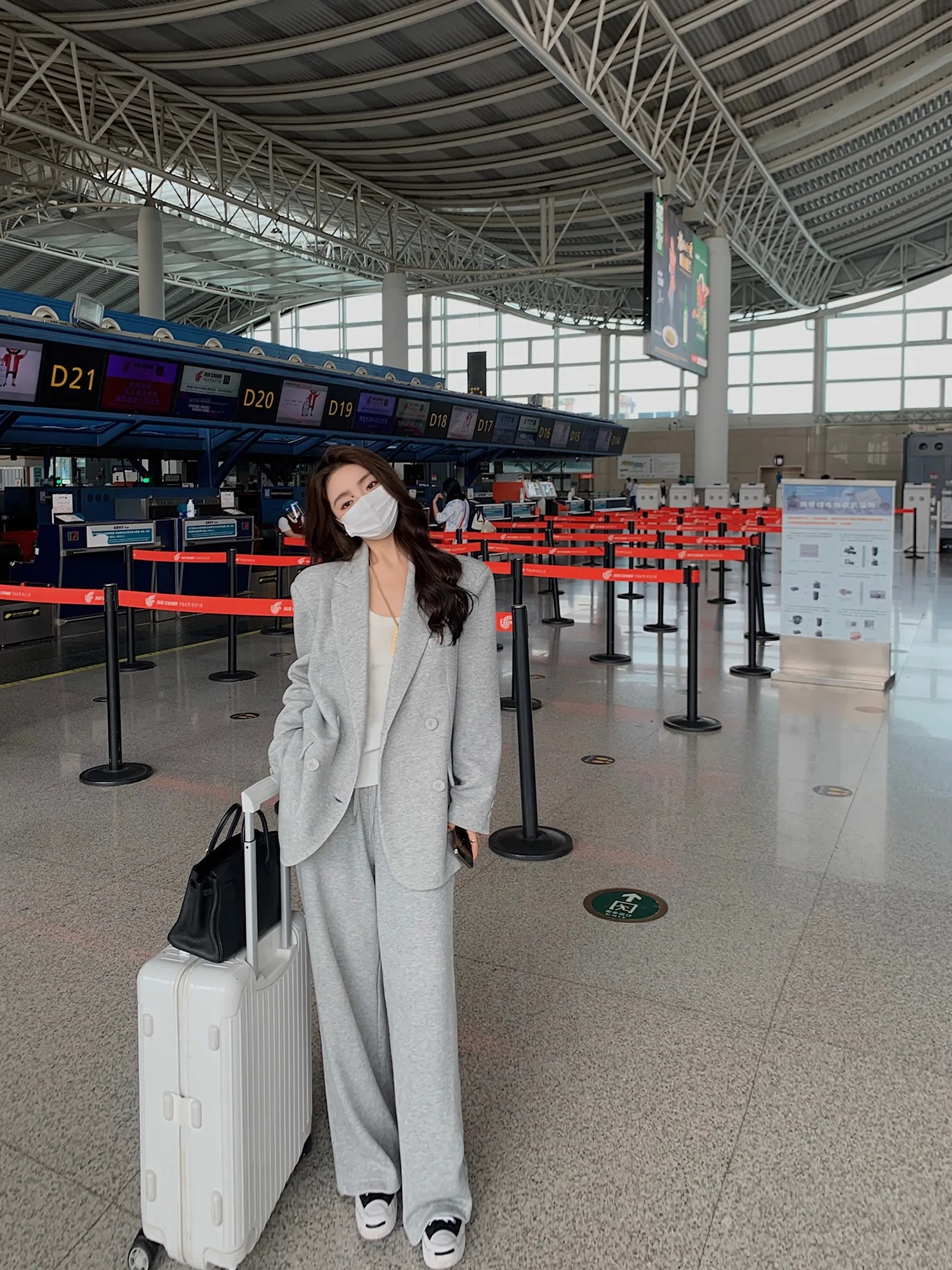 Костюм Lilylikes: Пиджак и брюки свободного кроя с мелким узором, осенняя коллекция
Костюм Lilylikes: Пиджак и брюки свободного кроя с мелким узором, осенняя коллекция