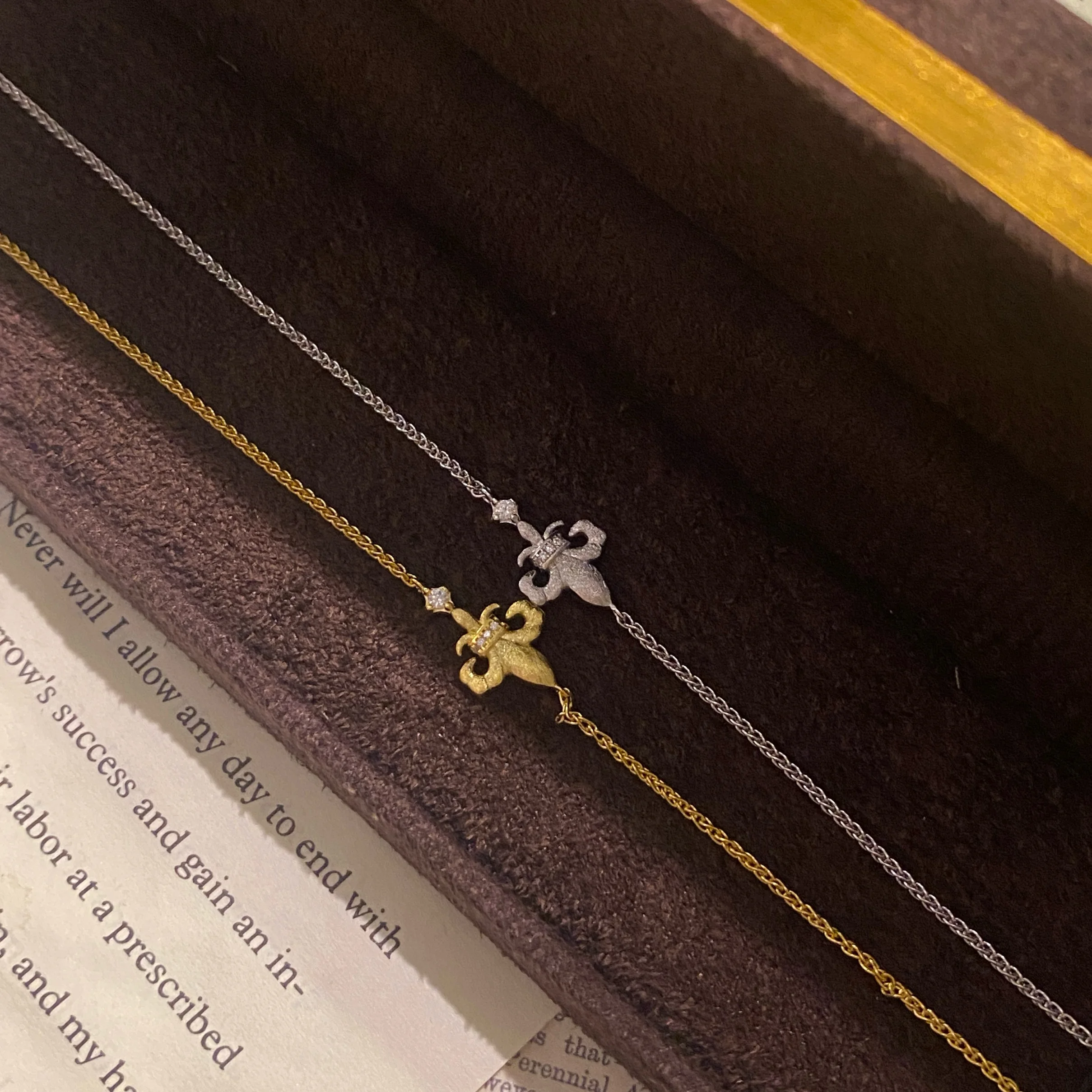 Новые браслеты из стерлингового серебра 925 пробы с изысканным дизайном из муассанита для женщин, свадебные подарки, браслет-подвеска, ювелирные изделия
Новые браслеты из стерлингового серебра 925 пробы с изысканным дизайном из муассанита для женщин, свадебные подарки, браслет-подвеска, ювелирные изделия