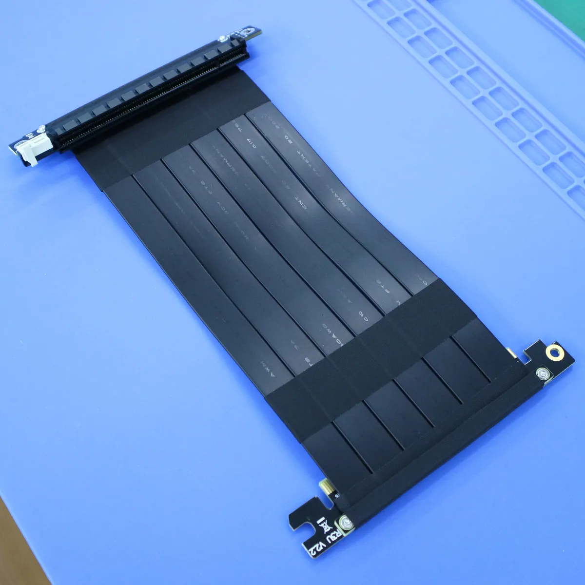 Удлинительный кабель для видеокарты PCI-E x16 3,0, полная скорость, стабильная Совместимость с корпусом A4 ITX dual reverse 16x
Удлинительный кабель для видеокарты PCI-E x16 3,0, полная скорость, стабильная Совместимость с корпусом A4 ITX dual reverse 16x