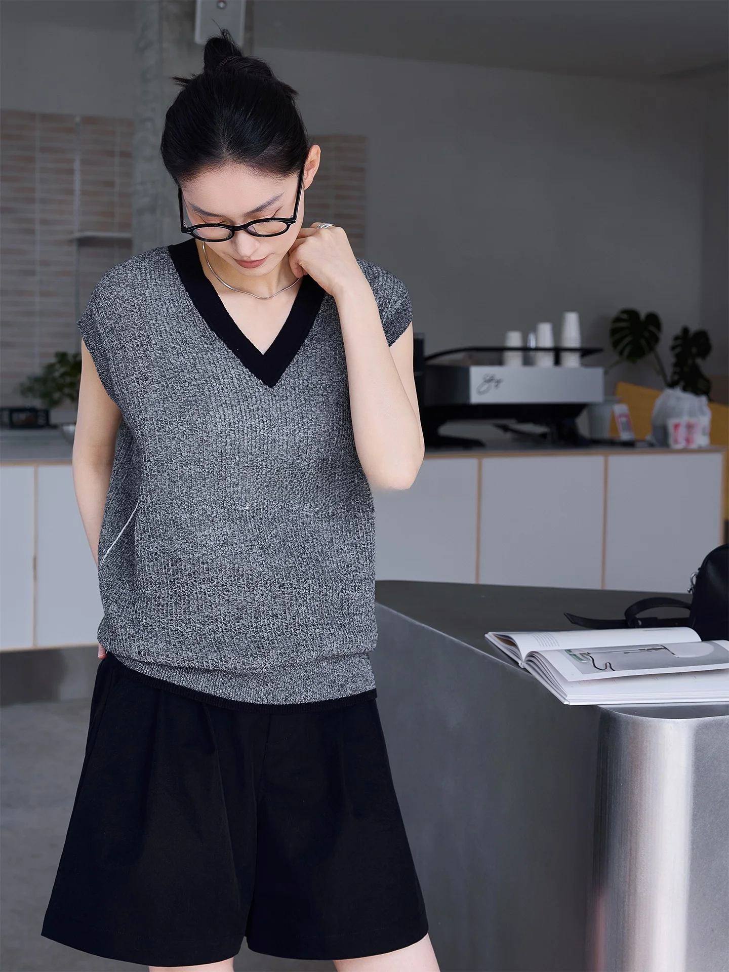 Jieji Zhang Summer New Lazy Style Short V-neck Sleeveless Vest Women's Loose Cotton Spin Top Wear Casual Fashion Girl's Vest
Jieji Zhang Summer New Lazy Style Short V-neck Sleeveless Vest Women's Loose Cotton Spin Top Wear Casual Fashion Girl's Vest