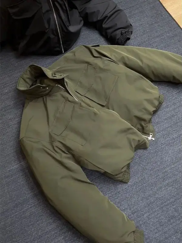 Утепленная мужская зимняя куртка-бомбер в американском ретро-стиле, из хлопка и полиэстера, с длинными рукавами
Утепленная мужская зимняя куртка-бомбер в американском ретро-стиле, из хлопка и полиэстера, с длинными рукавами