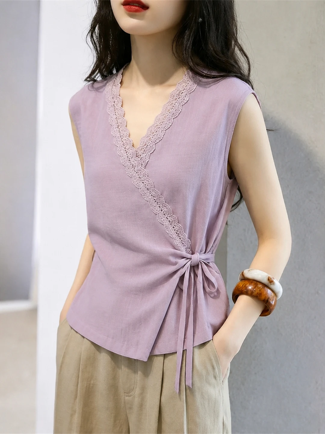 Elegant Lace Splice Sleeveless Vest Belted Summer Slimming High-End Feeling Small Shirt Korean Style Straight Cut Silk Top
Elegant Lace Splice Sleeveless Vest Belted Summer Slimming High-End Feeling Small Shirt Korean Style Straight Cut Silk Top