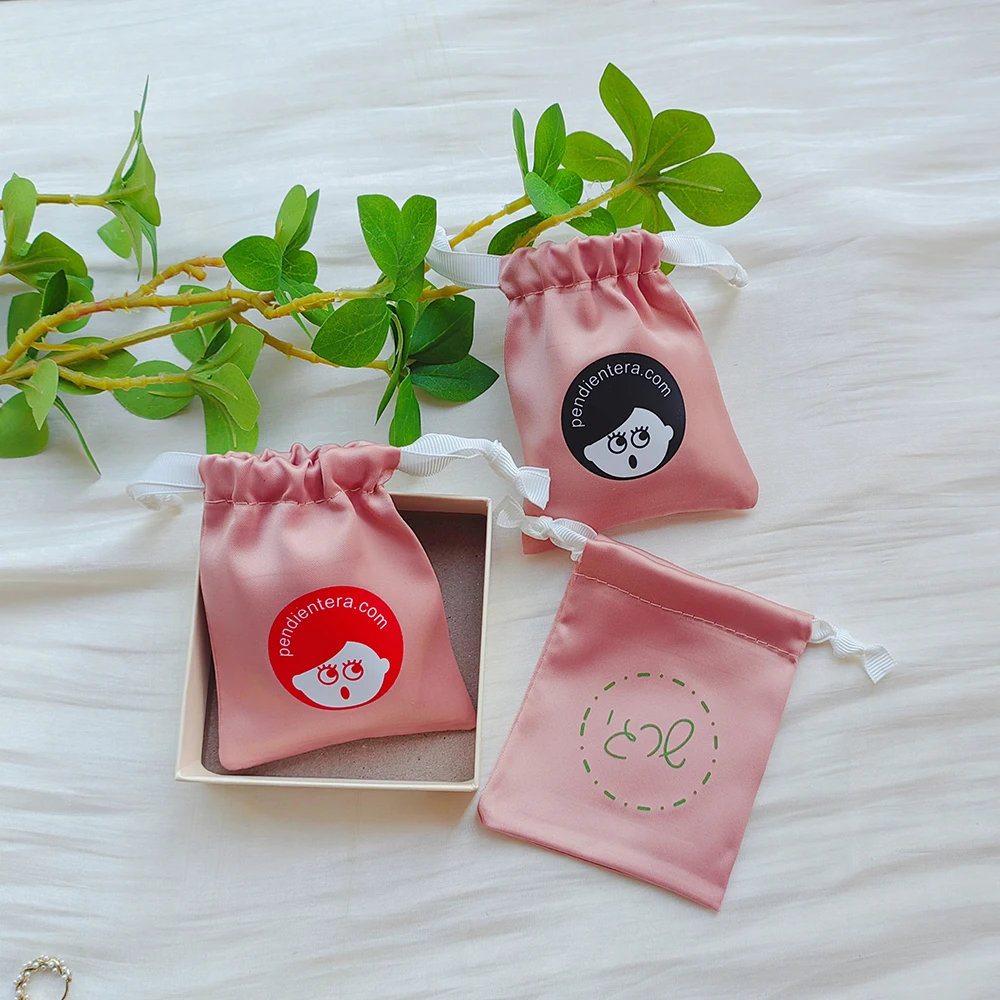 50Pcs New Custom Logo Silk Satin Jewelry Drawstring Gift Bag 9x12cm Wedding Favors Candy Ring Bracelet Gift Packaging Pouch Bulk
50Pcs New Custom Logo Silk Satin Jewelry Drawstring Gift Bag 9x12cm Wedding Favors Candy Ring Bracelet Gift Packaging Pouch Bulk