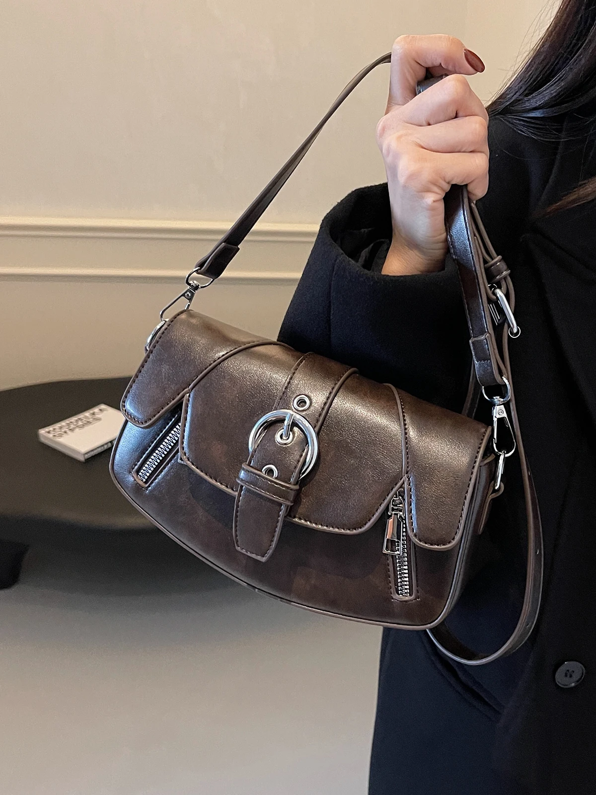 Senior retro small bag female 2024 new autumn/winter messenger bag fashion shoulder bag underarm bag small square bag.
Senior retro small bag female 2024 new autumn/winter messenger bag fashion shoulder bag underarm bag small square bag.