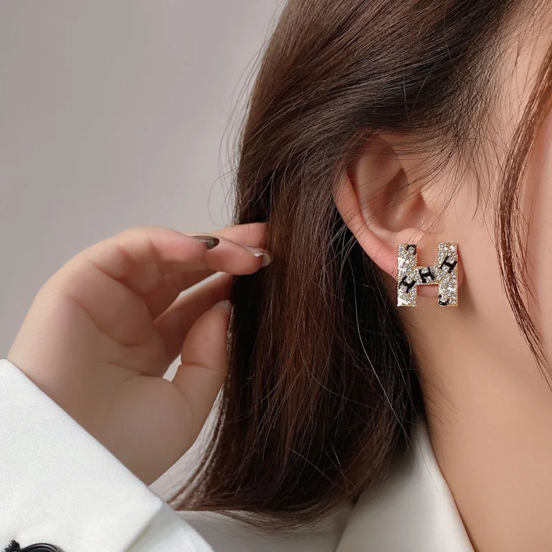 Fashion letter "H" stud earrings - elegant and luxurious party accessories for ladies - diamond-studded earrings - jewelry
Fashion letter "H" stud earrings - elegant and luxurious party accessories for ladies - diamond-studded earrings - jewelry