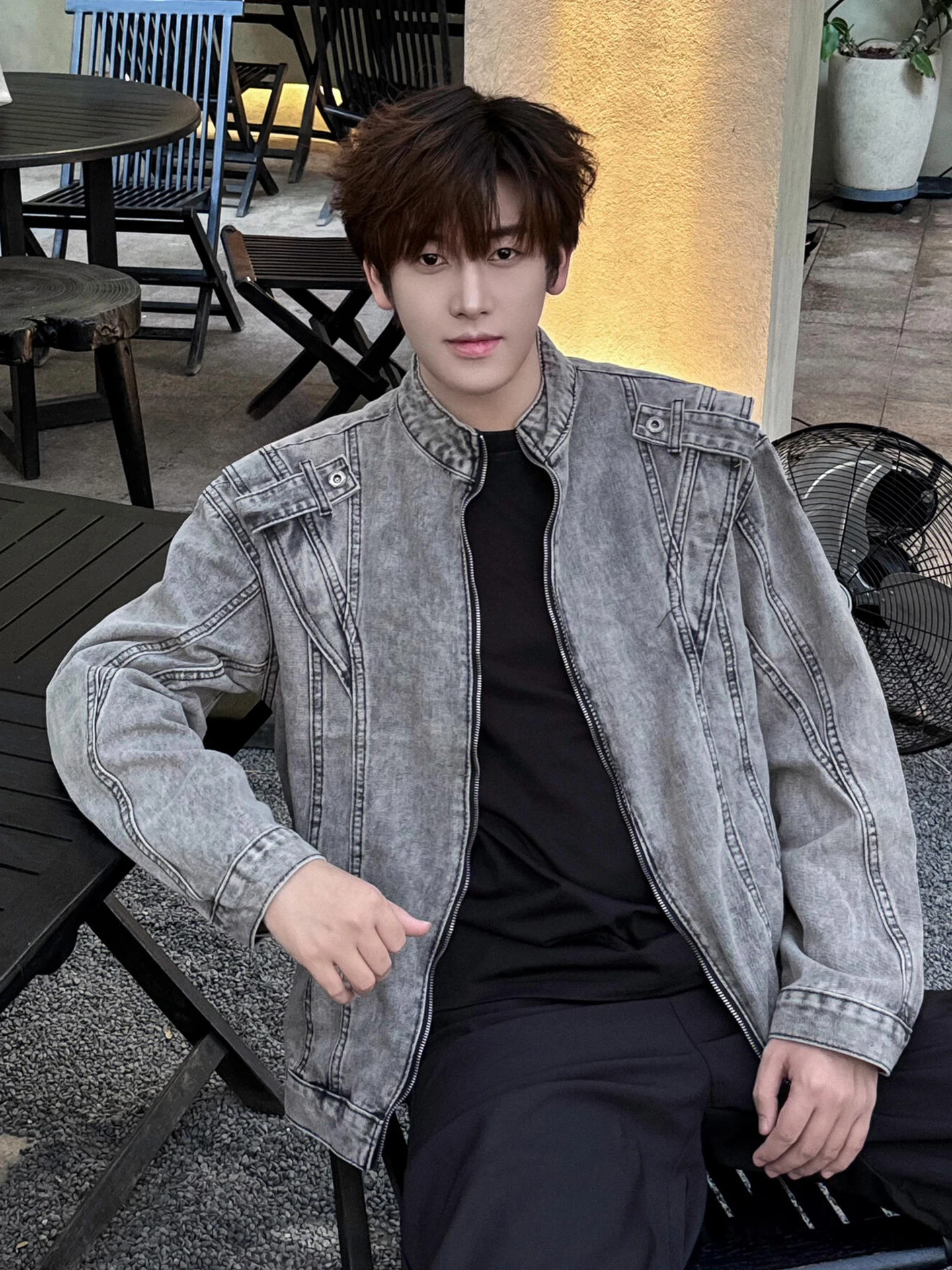 Мужская джинсовая куртка в стиле деконструктивизма с воротником-стойкой, американский премиум-класс, износостойкая, приталенного кроя.
Мужская джинсовая куртка в стиле деконструктивизма с воротником-стойкой, американский премиум-класс, износостойкая, приталенного кроя.