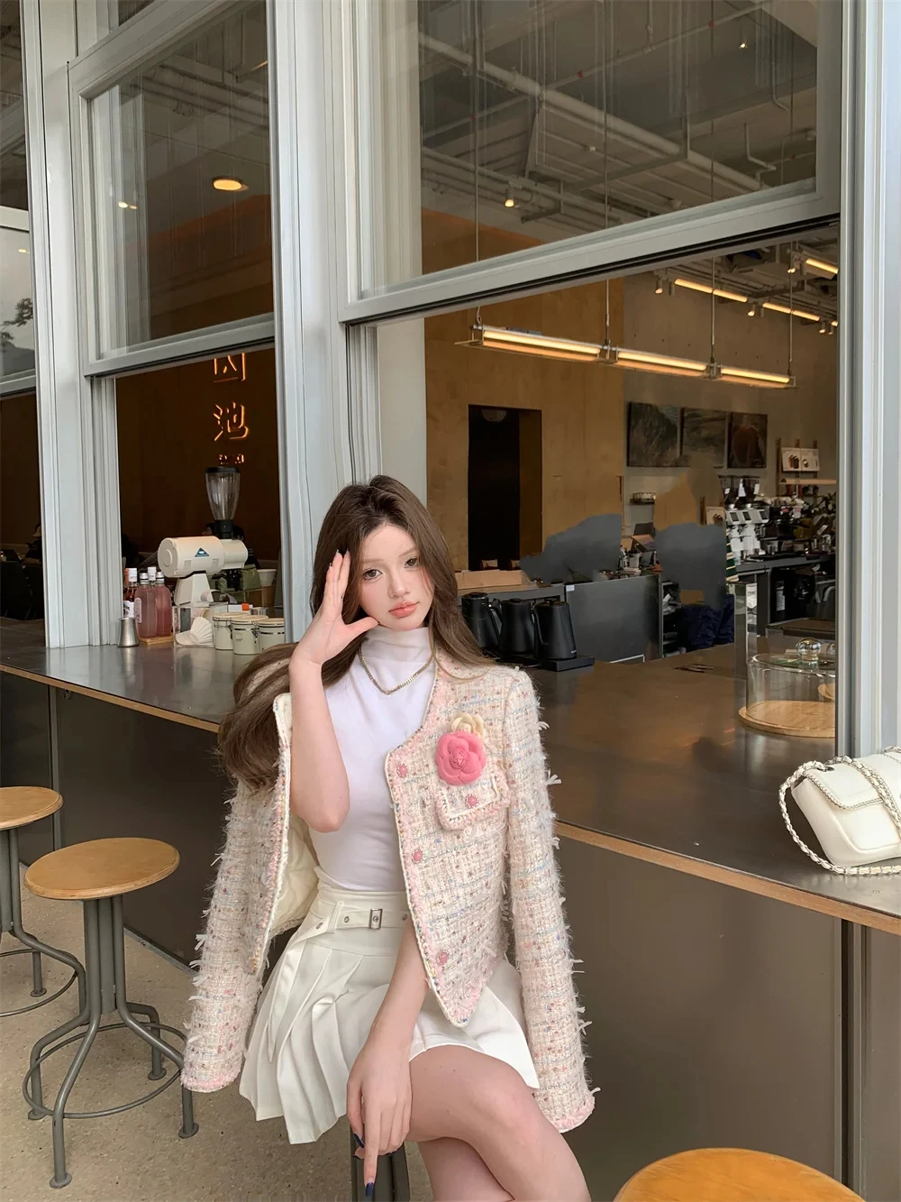 2024, зимняя утолщенная хлопковая новинка во французском стиле, светская элегантная брошь с цветком, женская короткая куртка с плетеными краями + плиссированная юбка
2024, зимняя утолщенная хлопковая новинка во французском стиле, светская элегантная брошь с цветком, женская короткая куртка с плетеными краями + плиссированная юбка