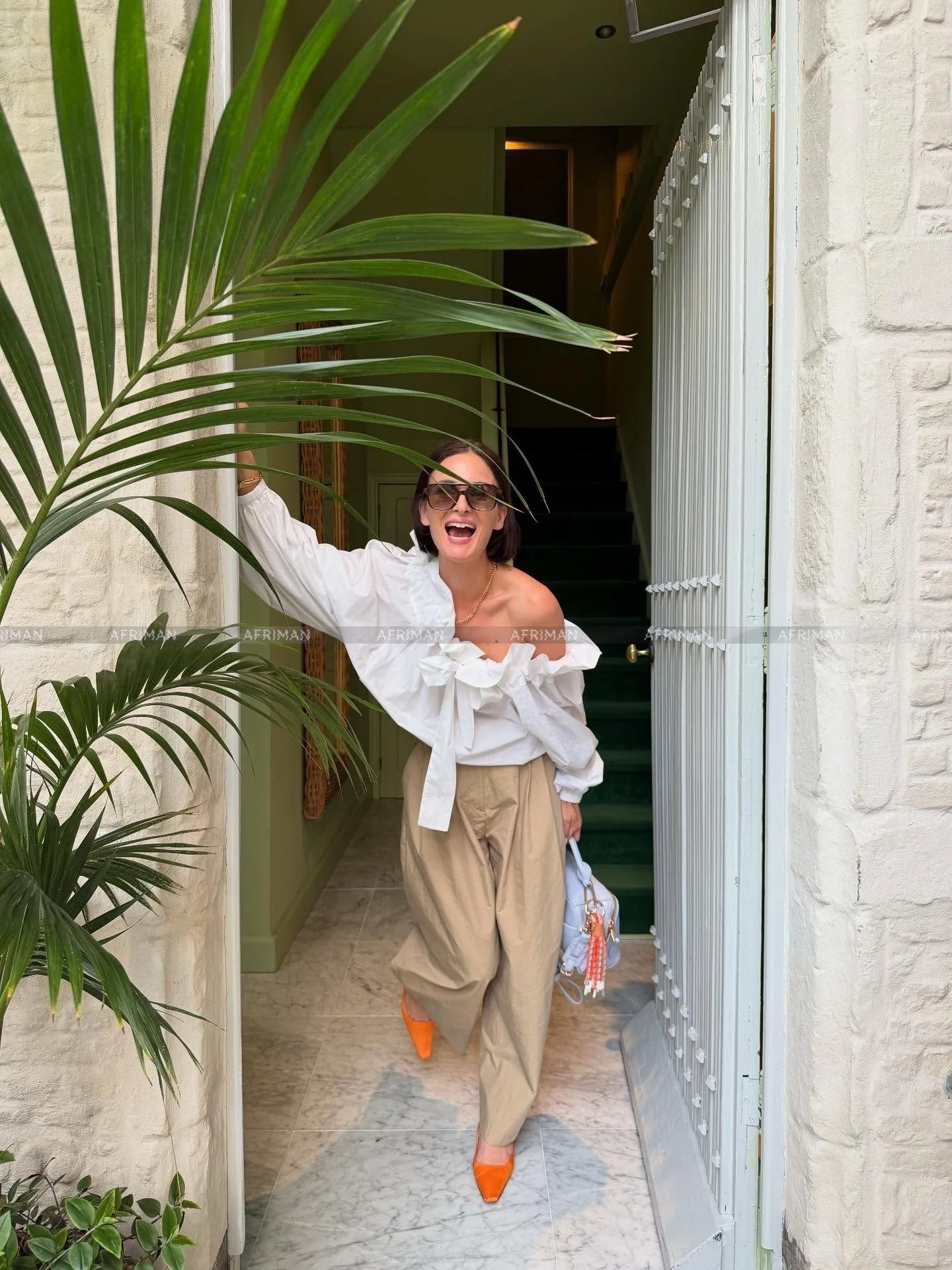 Женская белая рубашка большого размера с регулируемым воротником на шнурке и открытыми плечами 
Женская белая рубашка большого размера с регулируемым воротником на шнурке и открытыми плечами