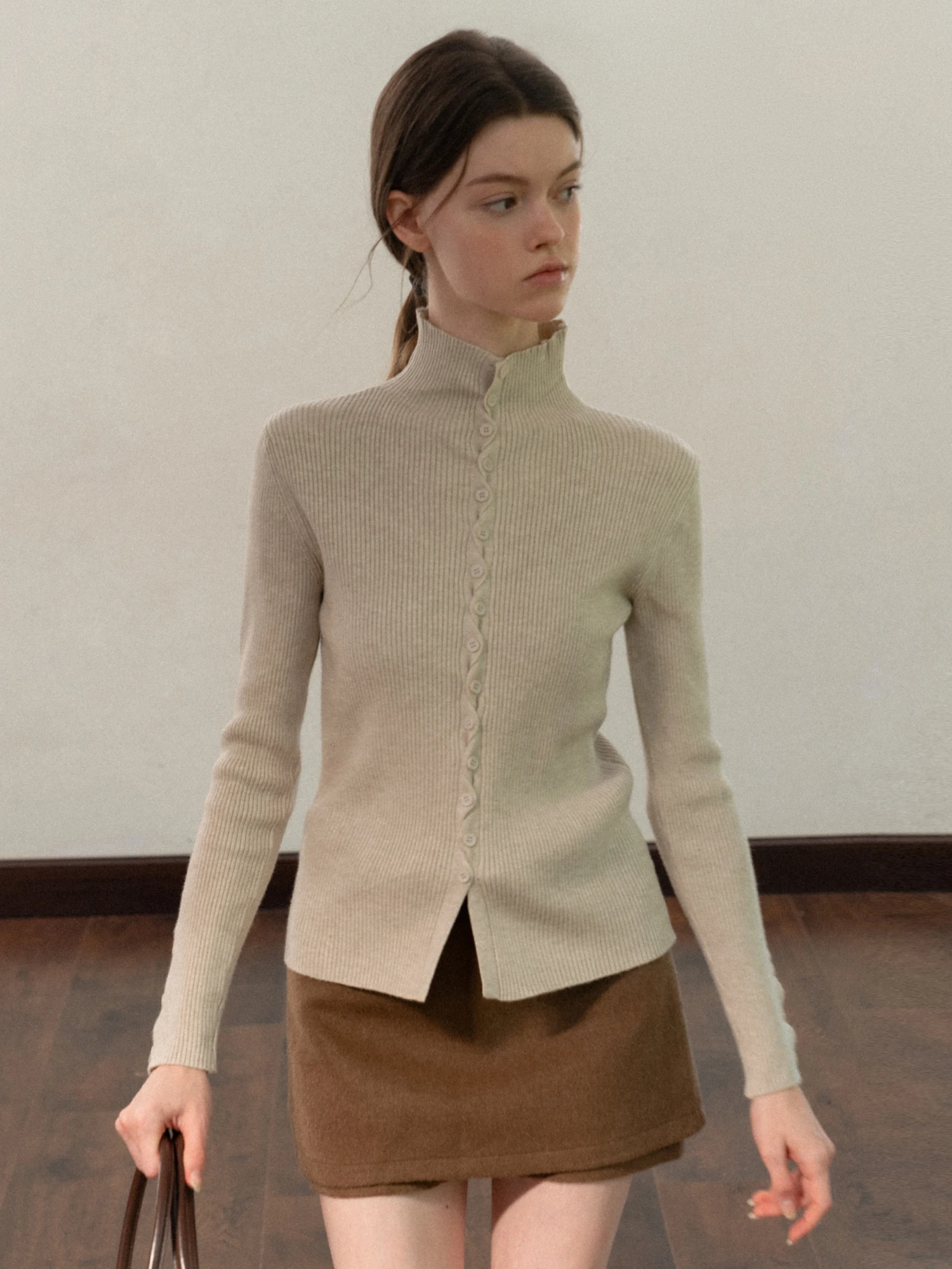 Eggka Slim Fit Knitwear Casual Cross Knot Design Stand Collar Knitted Top Elegant Style Casual Wear Soft Viscose Polyester Blend
Eggka Slim Fit Knitwear Casual Cross Knot Design Stand Collar Knitted Top Elegant Style Casual Wear Soft Viscose Polyester Blend