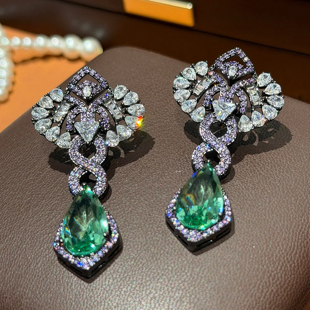 Zircon Long Temperament Luxury Fashion Fringed Earrings
Zircon Long Temperament Luxury Fashion Fringed Earrings