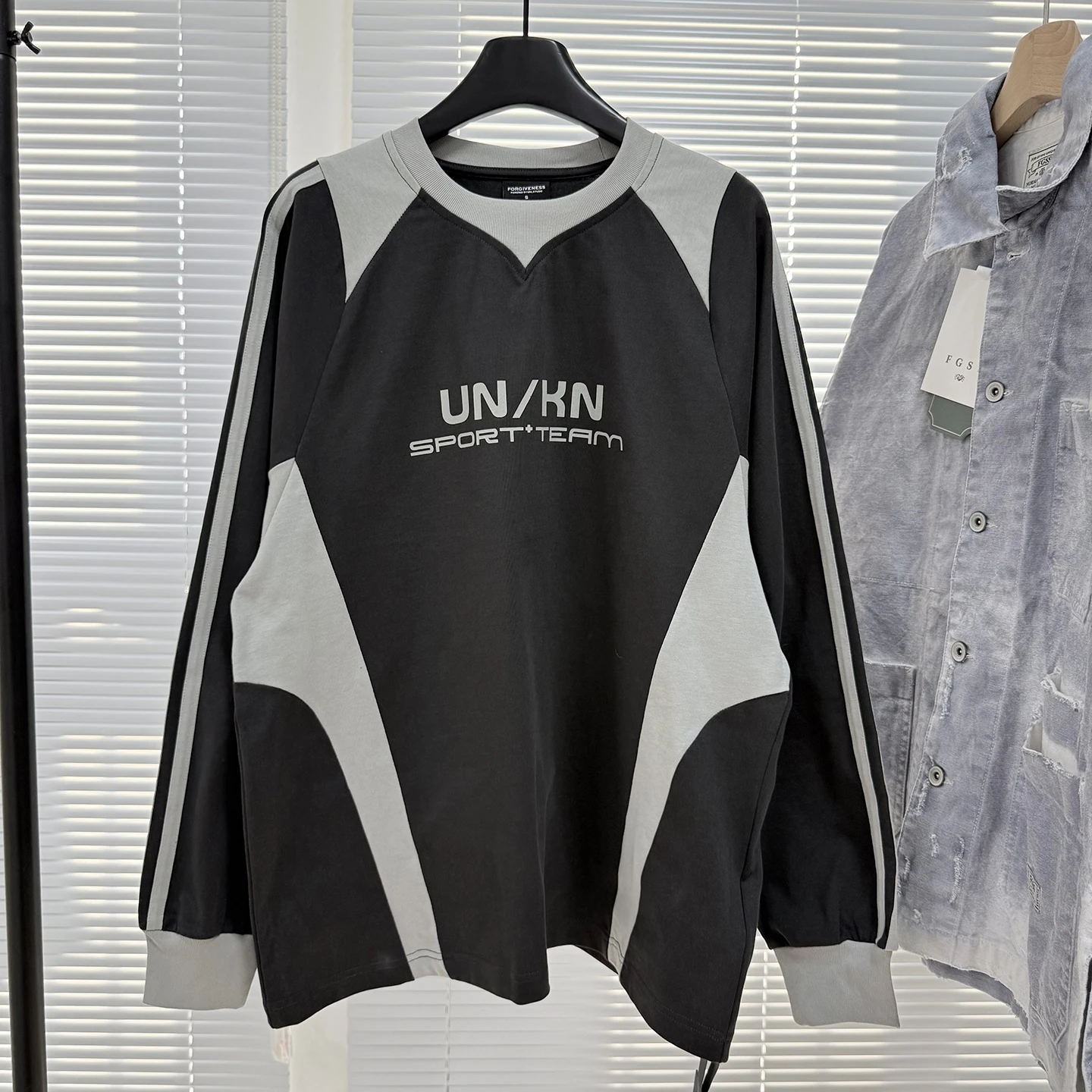 High Quali American Sle Long Sve T-irt Color Blo Letter Print Loose Casual Loose Brand Top for Men And Women
High Quali American Sle Long Sve T-irt Color Blo Letter Print Loose Casual Loose Brand Top for Men And Women