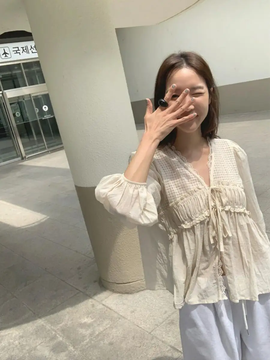 Lace Splicing Bubble Sleeve Shirt Women Loose Flattering V-Neck Tie Waist Cotton Long Sleeve Color Shirt for Women
Lace Splicing Bubble Sleeve Shirt Women Loose Flattering V-Neck Tie Waist Cotton Long Sleeve Color Shirt for Women