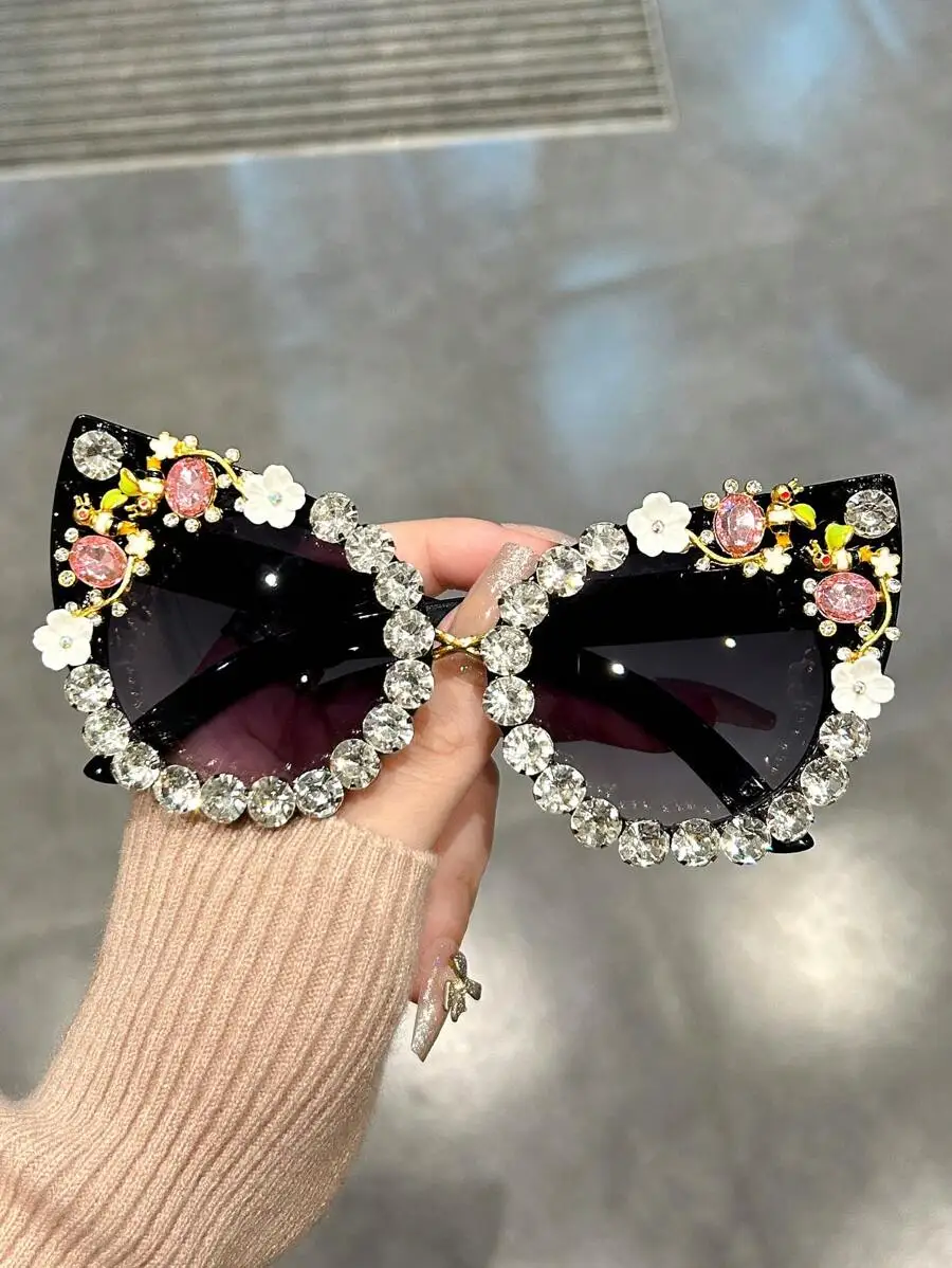 Womens Cat Eye Sunglasses With Rhinestone And Floral Decorations Fashion Accessory For Party Beach Travel
Womens Cat Eye Sunglasses With Rhinestone And Floral Decorations Fashion Accessory For Party Beach Travel