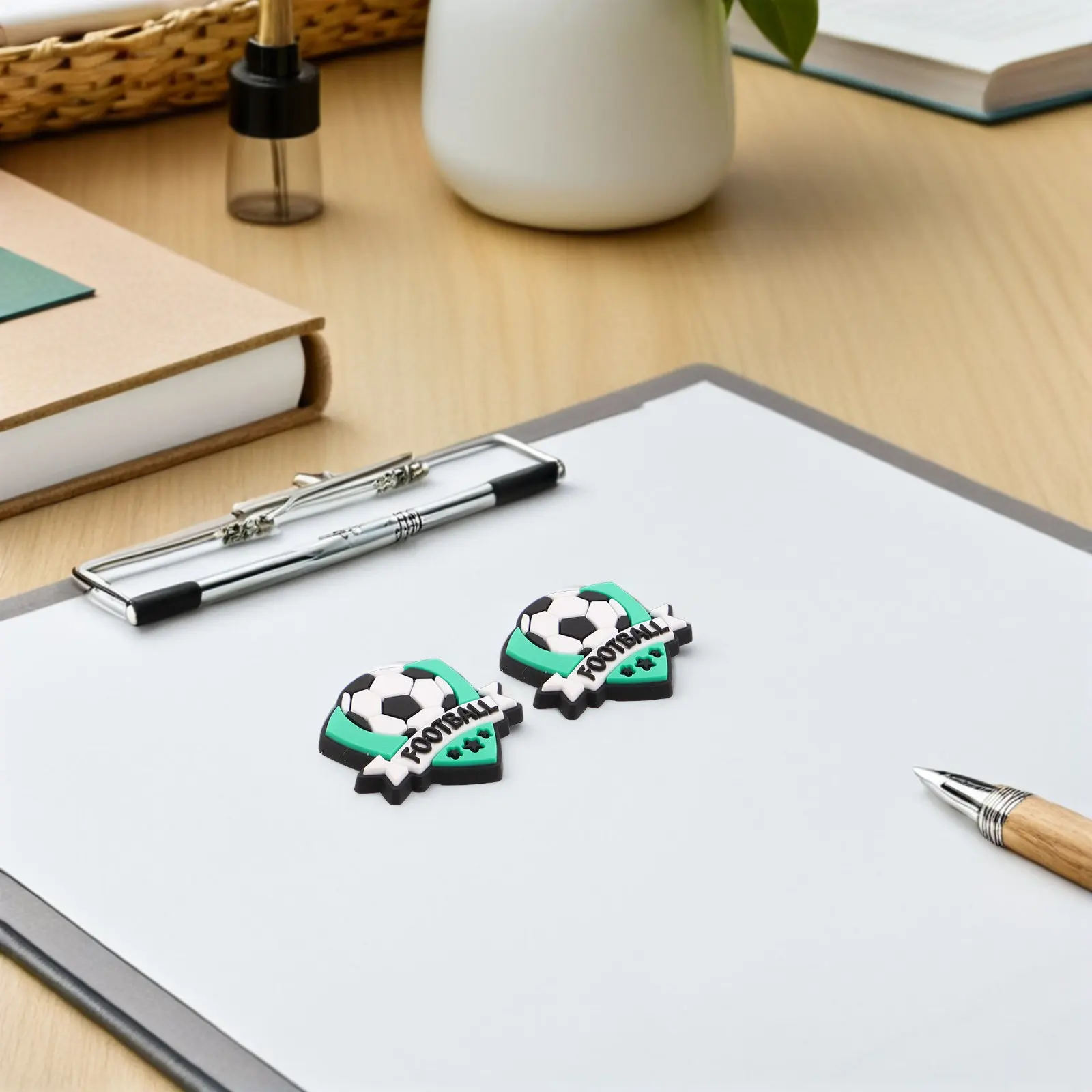 40 шт. Футбольные клипсы-накладки на карандаши из ПВХ, призы и аксессуары, забавные награды для класса, украшения для ручек и блокнотов в виде футбольных мячей
40 шт. Футбольные клипсы-накладки на карандаши из ПВХ, призы и аксессуары, забавные награды для класса, украшения для ручек и блокнотов в виде футбольных мячей