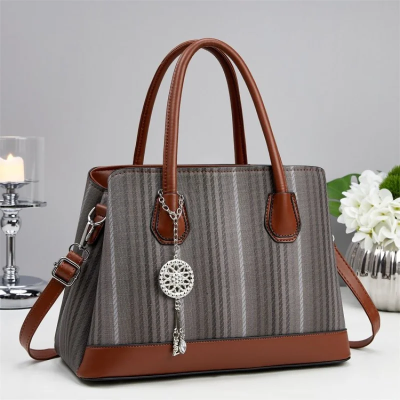 Высококачественный уникальный женский клатч, винтажный кошелек через плечо, кожаная мини-сумка для повседневного отдыха
Высококачественный уникальный женский клатч, винтажный кошелек через плечо, кожаная мини-сумка для повседневного отдыха