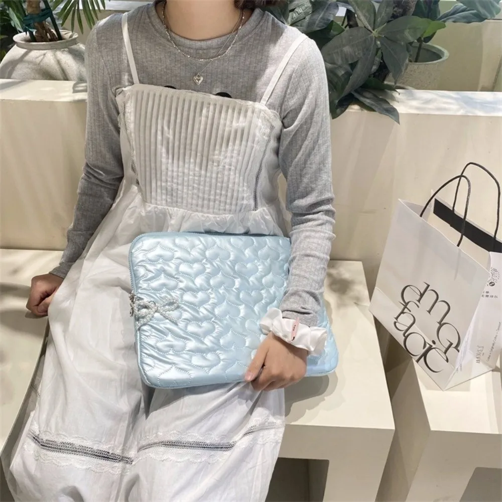 PU Leather Pearl Tablet Storage Bag Puffy Design Heart Bowknot Computer Bag Shockproof Large Capacity Love Bow Storage Bag
PU Leather Pearl Tablet Storage Bag Puffy Design Heart Bowknot Computer Bag Shockproof Large Capacity Love Bow Storage Bag