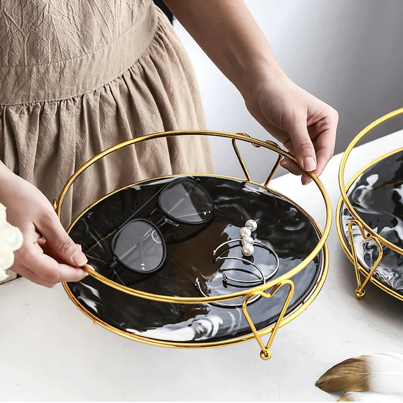 Nordic Gold Wrought Iron Cosmetic Dresser Storage Rack Dessert Tray Ceramic Dessert Rack Tray Bathroom Decoration Accessories
Nordic Gold Wrought Iron Cosmetic Dresser Storage Rack Dessert Tray Ceramic Dessert Rack Tray Bathroom Decoration Accessories