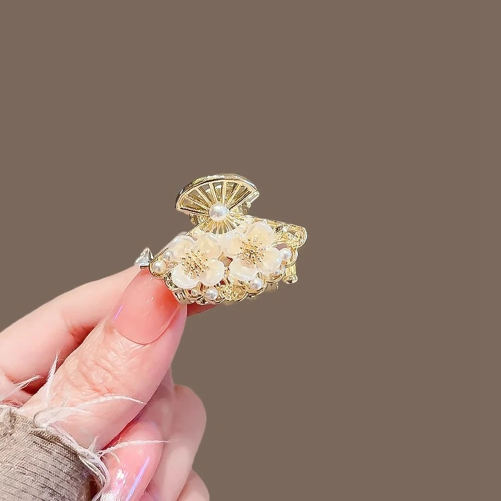 Mini Pearl Flowers Hair Claws New Rhinestone Hairpins Fan Shaped Temperament Top Hair Accessory
Mini Pearl Flowers Hair Claws New Rhinestone Hairpins Fan Shaped Temperament Top Hair Accessory