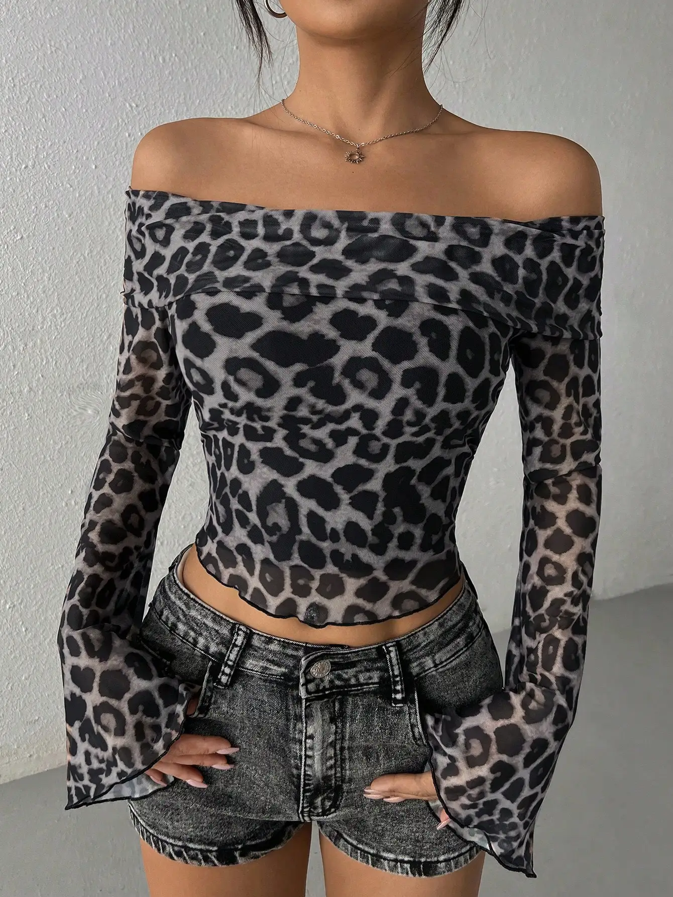 Women's Leopard Print Off Shoulder Flare Sleeve Crop Top
Women's Leopard Print Off Shoulder Flare Sleeve Crop Top