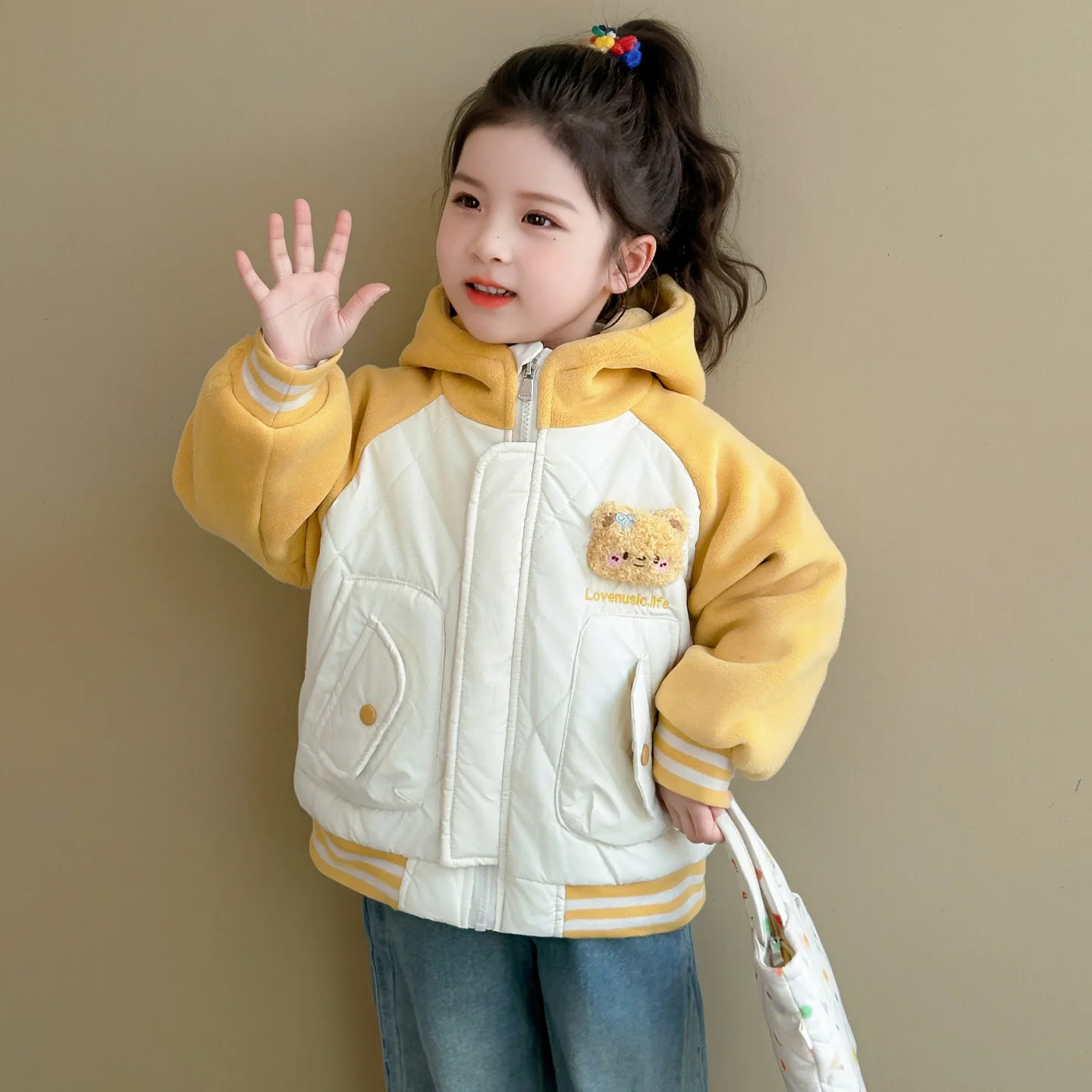 Осенняя бейсбольная куртка с капюшоном для девочек, модное флисовое пальто с рисунком медведя, детская теплая верхняя одежда в стиле пэчворк с длинными рукавами
Осенняя бейсбольная куртка с капюшоном для девочек, модное флисовое пальто с рисунком медведя, детская теплая верхняя одежда в стиле пэчворк с длинными рукавами