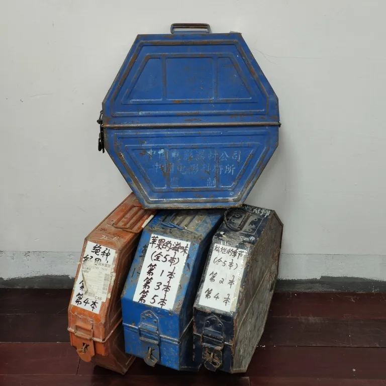 Retro old-fashioned movie props 35mm 35mm motion-picture film copy film barrel film box octagonal octagonal tube
Retro old-fashioned movie props 35mm 35mm motion-picture film copy film barrel film box octagonal octagonal tube