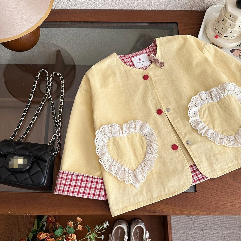 2025 New Autumn Children's Elegant Solid Color Splicing Grid Cuffs Lace Love Pocket Coat
2025 New Autumn Children's Elegant Solid Color Splicing Grid Cuffs Lace Love Pocket Coat
