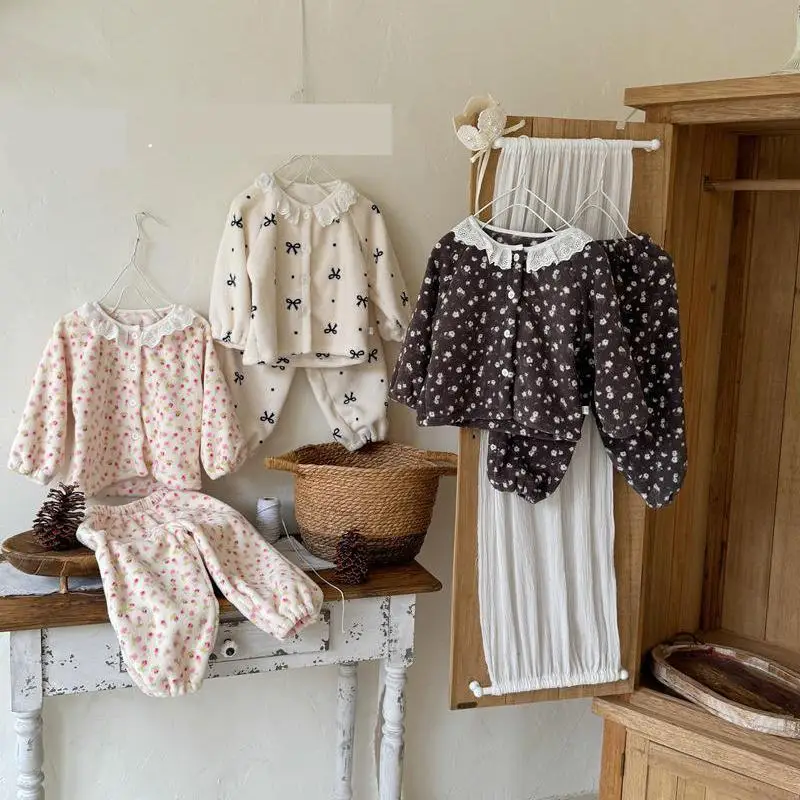 2025 зимний новый детский теплый комплект домашней одежды, бархатный толстый пижамный костюм с кружевным воротником и цветочным принтом для девочек, детские флисовые милые наряды
2025 зимний новый детский теплый комплект домашней одежды, бархатный толстый пижамный костюм с кружевным воротником и цветочным принтом для девочек, детские флисовые милые наряды