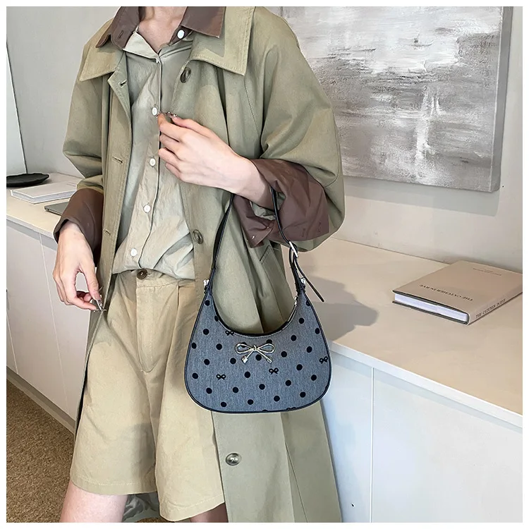 Korean version of retro underarm bag women's 2025 new foreign style versatile shoulder bag, high-end trendy messenger bag
Korean version of retro underarm bag women's 2025 new foreign style versatile shoulder bag, high-end trendy messenger bag
