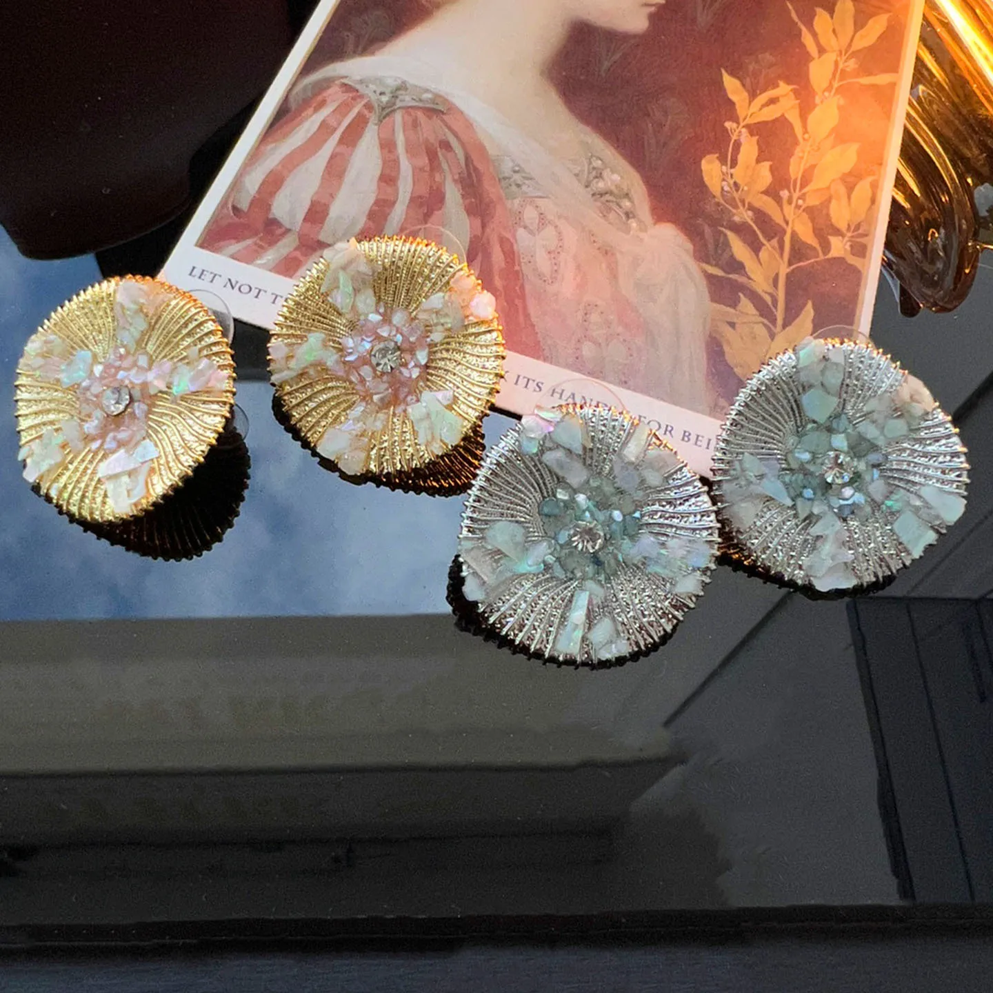 New Arrival Round Gold Plated Iridescent Mother Of Pearl Inlaid Earrings for Women Fashion Elegant Daily Ear Jewelry Gift
New Arrival Round Gold Plated Iridescent Mother Of Pearl Inlaid Earrings for Women Fashion Elegant Daily Ear Jewelry Gift