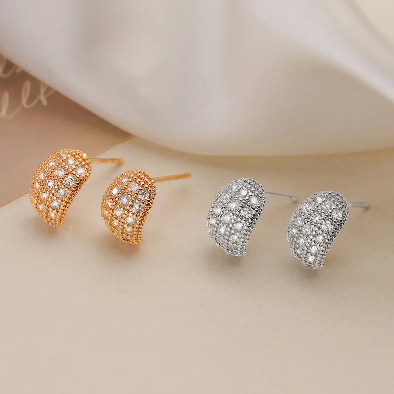 European and American Fashion Exquisite Copper Plated 18K Gold Zircon Earrings for Women Simple Elegant Versatile Ear Jewelry
European and American Fashion Exquisite Copper Plated 18K Gold Zircon Earrings for Women Simple Elegant Versatile Ear Jewelry