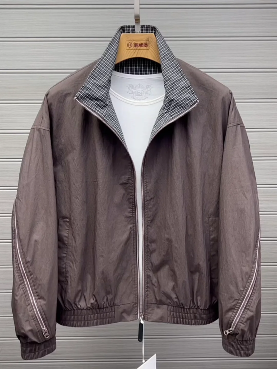 Мужская демисезонная куртка с воротником-стойкой: высококачественная, модная, универсальная, легкая, стильная верхняя одежда премиум-класса, приталенный крой, длинный рукав
Мужская демисезонная куртка с воротником-стойкой: высококачественная, модная, универсальная, легкая, стильная верхняя одежда премиум-класса, приталенный крой, длинный рукав