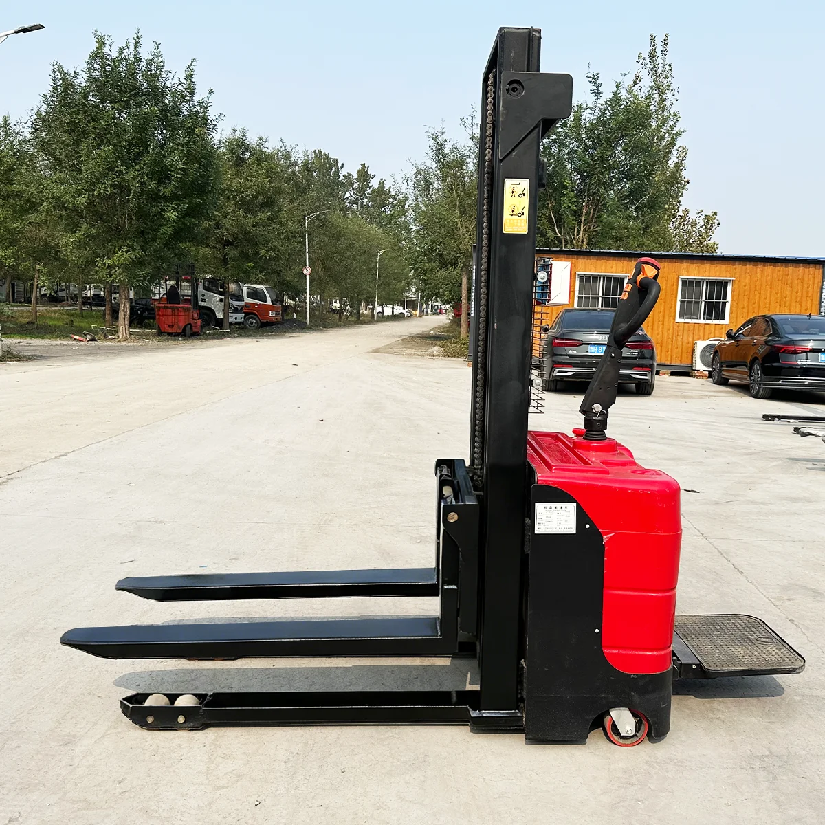 High Capacity 1ton 1500kg 1.5t Electric Stacker Reinforced Structure and Efficient Lifting for Heavy Cargo Electric Stacker
High Capacity 1ton 1500kg 1.5t Electric Stacker Reinforced Structure and Efficient Lifting for Heavy Cargo Electric Stacker