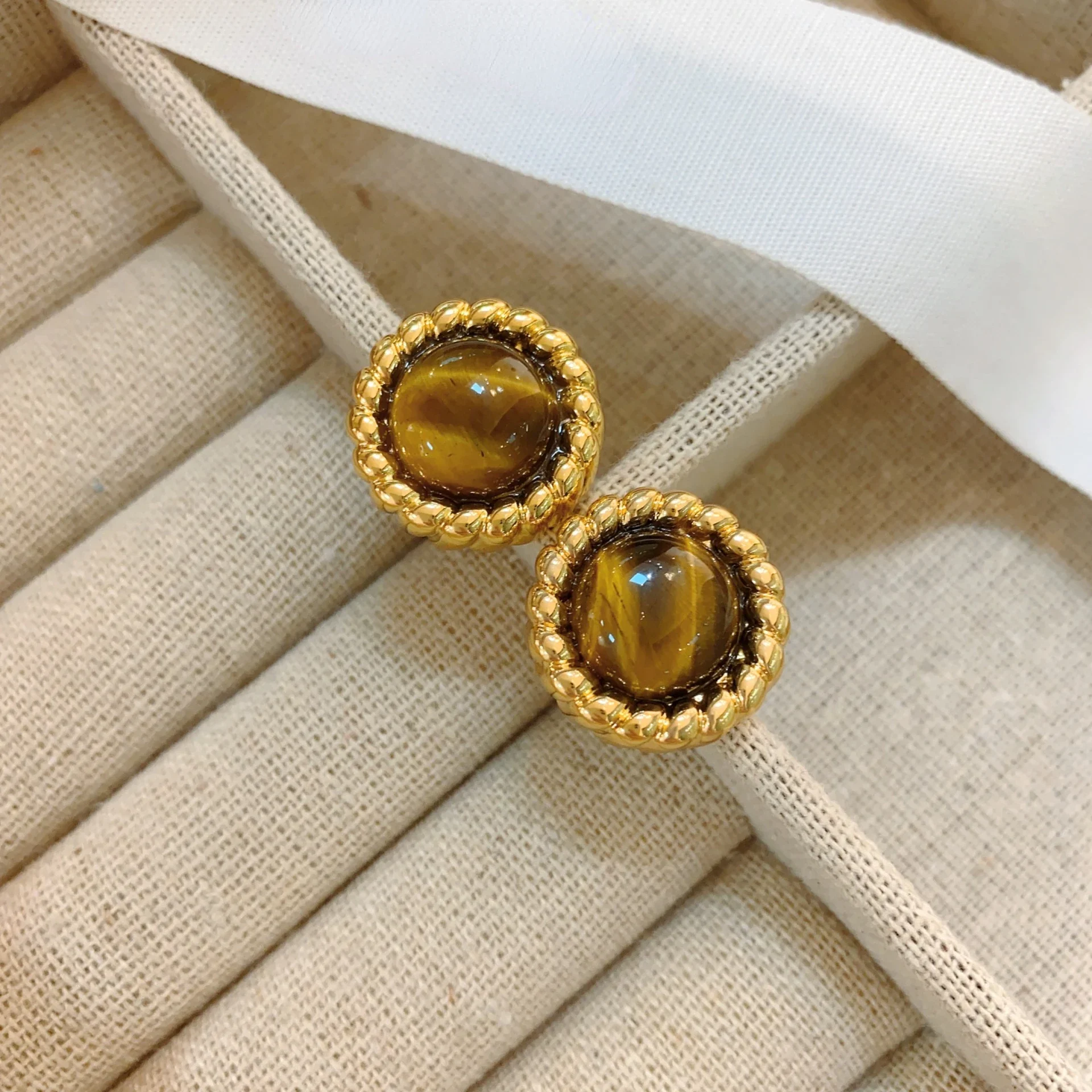 Vintage Brown Tiger Eye Stone Earrings for Women Girls Geometric Round Heart Stud Earrings 2024 New Trendy Ear Jewelry for Party
Vintage Brown Tiger Eye Stone Earrings for Women Girls Geometric Round Heart Stud Earrings 2024 New Trendy Ear Jewelry for Party