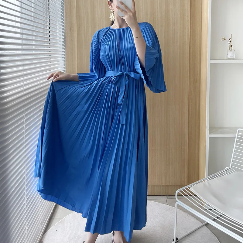 New Blue Pleated Dress 2024 Autumn Outfit Niche Design Korean Version Simple Fashionable Round Neck Bat Sleeve Dress for Women
New Blue Pleated Dress 2024 Autumn Outfit Niche Design Korean Version Simple Fashionable Round Neck Bat Sleeve Dress for Women