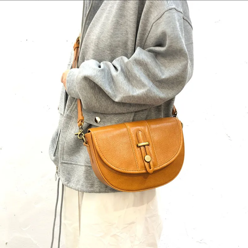 Retro genuine leather with a unique design, semi-circular top layer cowhide messenger bag, single-shoulder bag, crossbody bag,
Retro genuine leather with a unique design, semi-circular top layer cowhide messenger bag, single-shoulder bag, crossbody bag,
