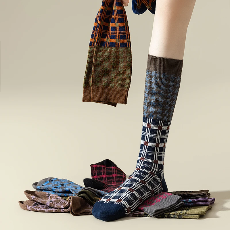 Retro Women Stockings New Autumn Winter Mixed-color Women's Socks Long Fashion Plaid Japanese Style Knee High Socks High Quality
Retro Women Stockings New Autumn Winter Mixed-color Women's Socks Long Fashion Plaid Japanese Style Knee High Socks High Quality