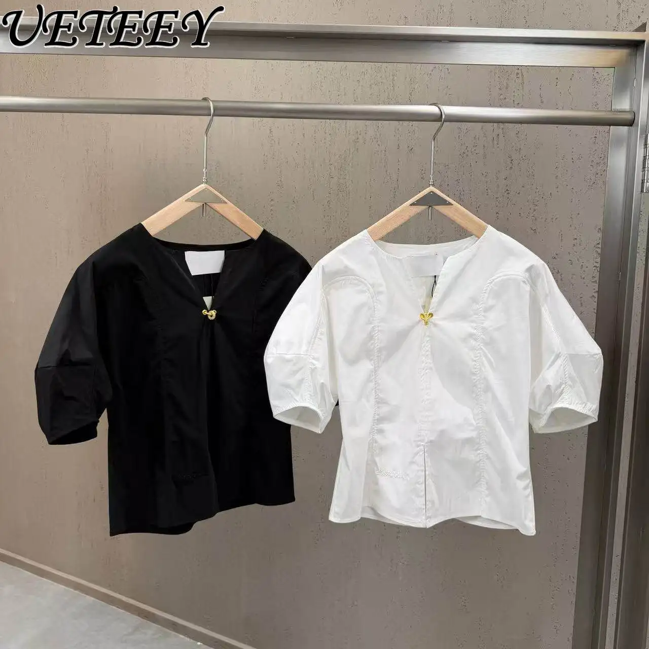 Новая летняя женская блузка 2026 года с V-образным вырезом, пышными рукавами, декором из страз и пуговиц, свободного прямого кроя, в стиле французского шика, белая рубашка-топ
Новая летняя женская блузка 2026 года с V-образным вырезом, пышными рукавами, декором из страз и пуговиц, свободного прямого кроя, в стиле французского шика, белая рубашка-топ