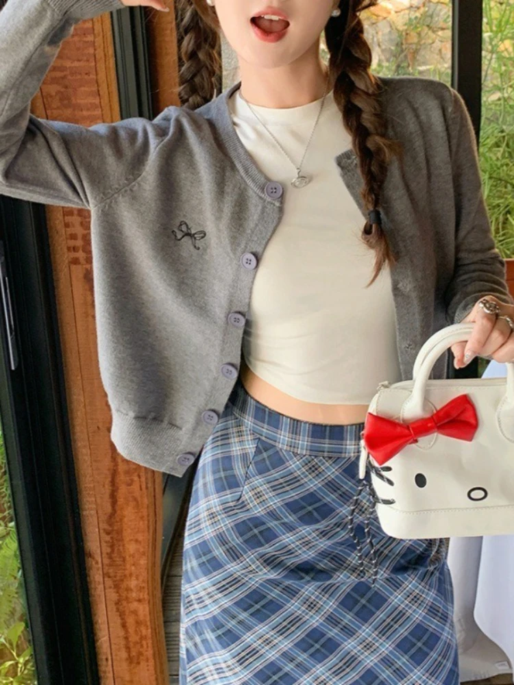 Новинка весны и осени, вязаный кардиган с бантом и вышивкой, женский однотонный свитер с длинными рукавами, модные пальто с круглым вырезом, однобортные топы
Новинка весны и осени, вязаный кардиган с бантом и вышивкой, женский однотонный свитер с длинными рукавами, модные пальто с круглым вырезом, однобортные топы