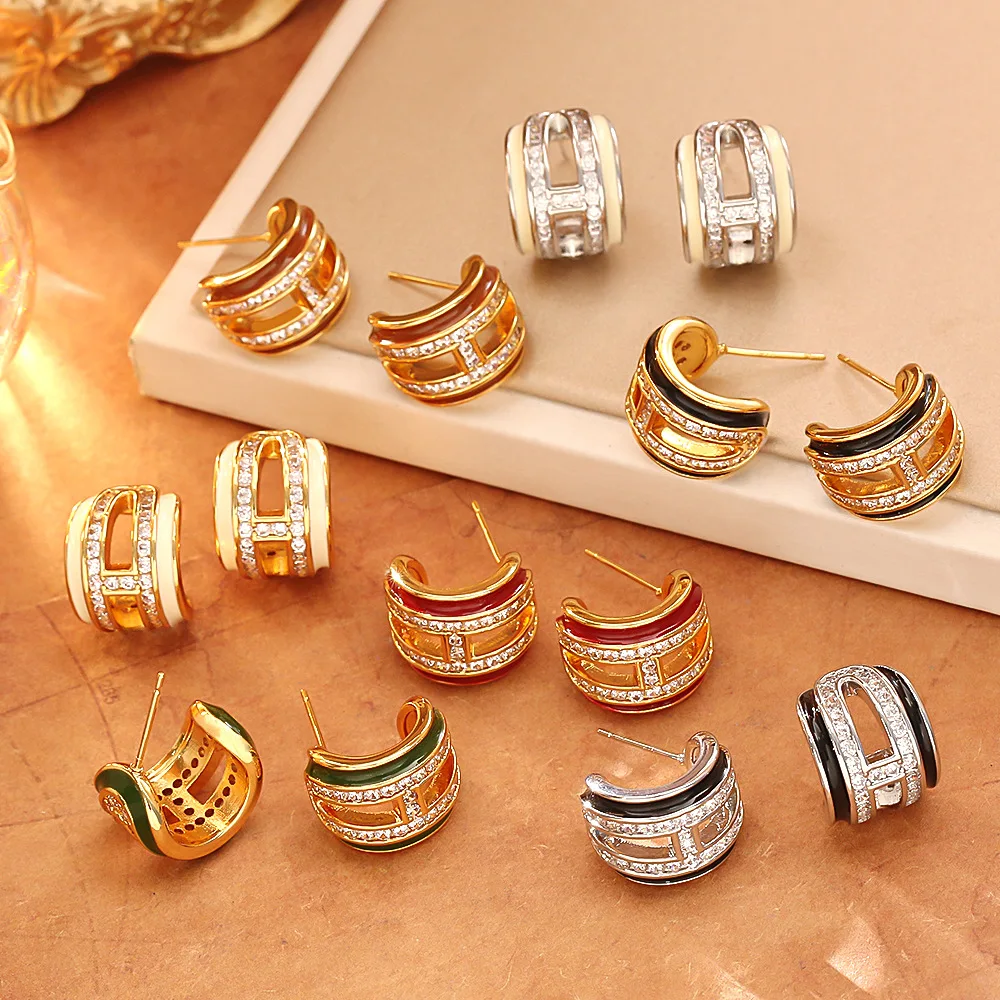 Exquisite and fashionable hollow earrings, super flash zircon oil drop earrings, high-end niche retro temperament earrings
Exquisite and fashionable hollow earrings, super flash zircon oil drop earrings, high-end niche retro temperament earrings