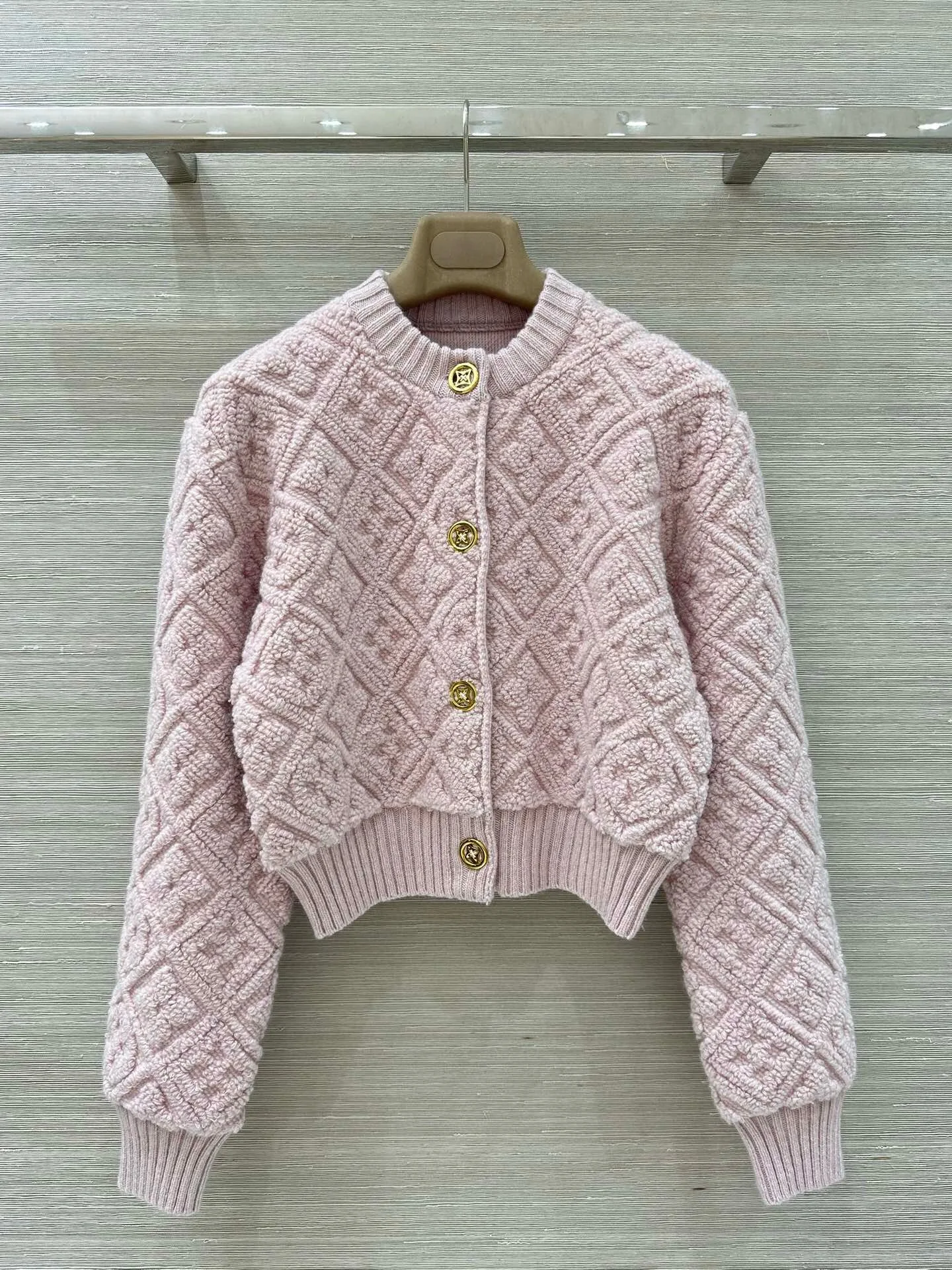 Thickened Short Knitted Cardigan Women's Woolen Sweater Outerwear Diamond Pattern Embroidery Sweet Style Regular Fit Warmth
Thickened Short Knitted Cardigan Women's Woolen Sweater Outerwear Diamond Pattern Embroidery Sweet Style Regular Fit Warmth