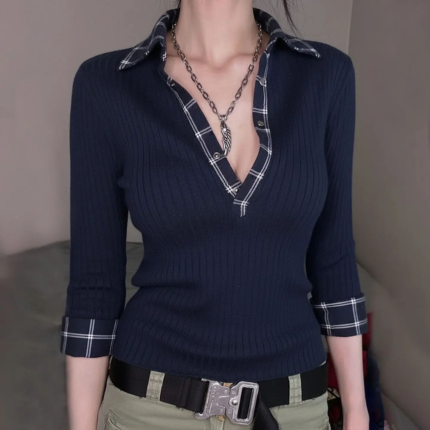 Korean style contrasting color V-neck autumn winter shirt for women
Korean style contrasting color V-neck autumn winter shirt for women