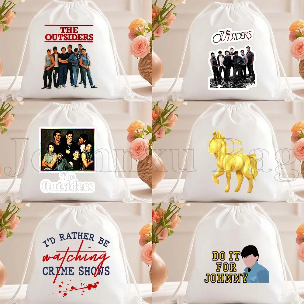 Ретро-рюкзак-мешок из канваса с принтом из классического фильма «Бунт мальчиков» (The Outsiders), с изображением Понибой и мальчиков-«грейзеров» в стиле «Stay Gold», для футбола и спортзала
Ретро-рюкзак-мешок из канваса с принтом из классического фильма «Бунт мальчиков» (The Outsiders), с изображением Понибой и мальчиков-«грейзеров» в стиле «Stay Gold», для футбола и спортзала