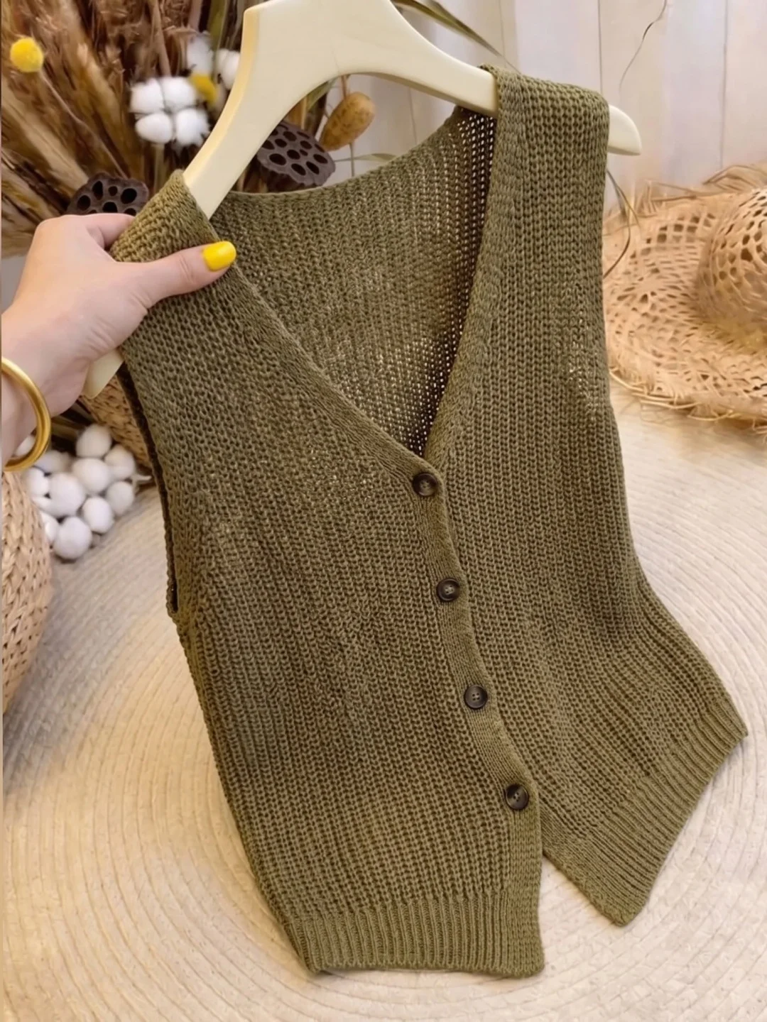 Slim Fit V-Neck Ice Silk Knitted Vest Single Button Design Korean Style Commute Straight Tube Top Summer 2026 Fashion Trend
Slim Fit V-Neck Ice Silk Knitted Vest Single Button Design Korean Style Commute Straight Tube Top Summer 2026 Fashion Trend