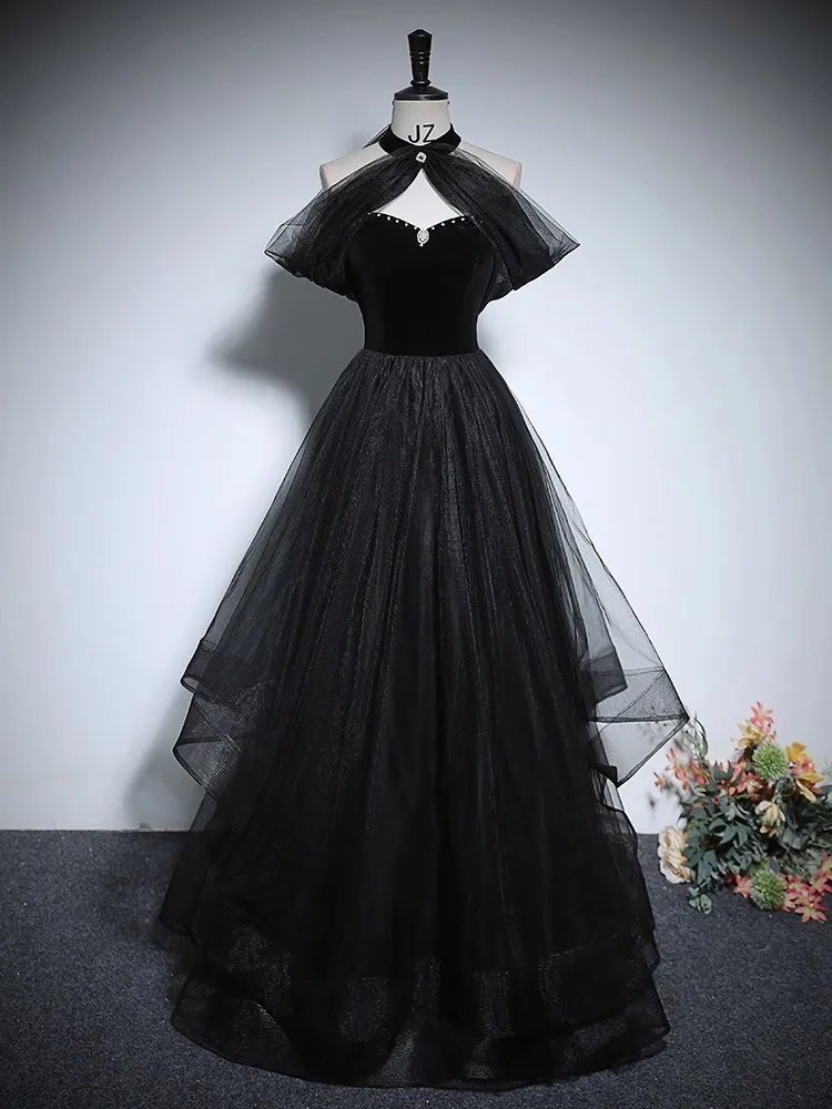 A light luxury and niche coming-of-age ceremony dress with refined demeanor for the host
A light luxury and niche coming-of-age ceremony dress with refined demeanor for the host