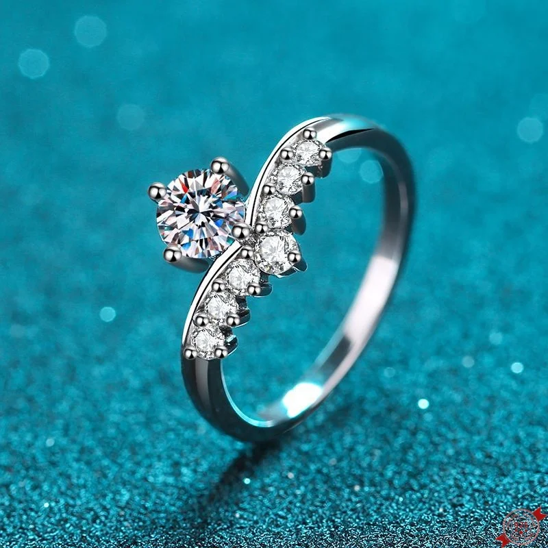 Серебряное кольцо S925 с муассанитом 0,5 карата для женщин и мужчин, с покрытием в форме короны Pt950, обручальные кольца, подарок на день Святого Валентина, ювелирные изделия, оптовая продажа
Серебряное кольцо S925 с муассанитом 0,5 карата для женщин и мужчин, с покрытием в форме короны Pt950, обручальные кольца, подарок на день Святого Валентина, ювелирные изделия, оптовая продажа