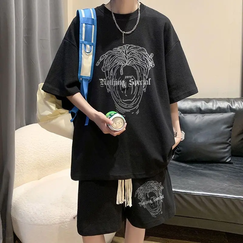 Мужской костюм, летняя футболка с короткими рукавами, шорты, комплект из двух предметов с подростковой красивой модной спортивной одеждой
Мужской костюм, летняя футболка с короткими рукавами, шорты, комплект из двух предметов с подростковой красивой модной спортивной одеждой