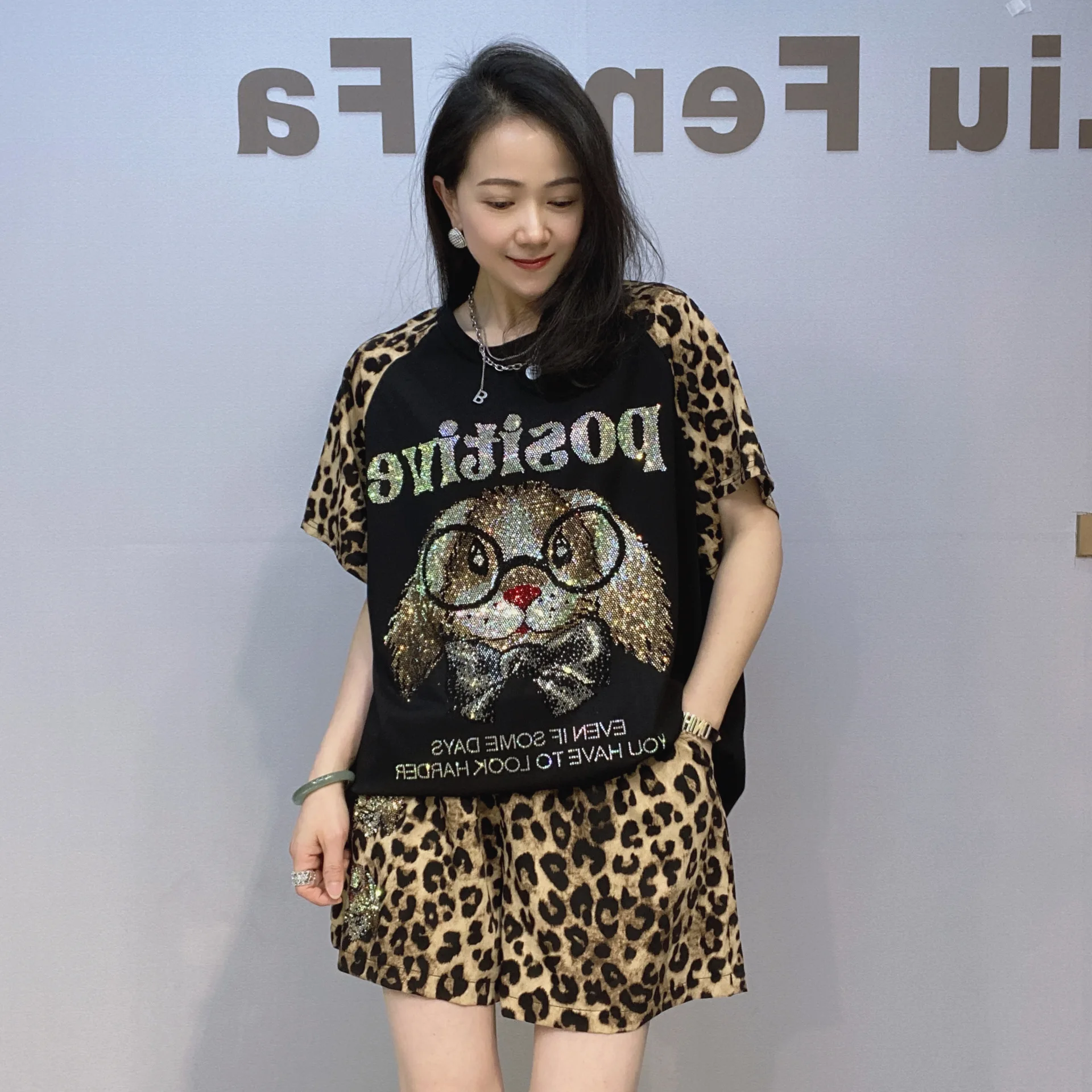 Two Piece Sets Womens Outfits Leopard Pritned Cartoon Diamonds Tracksuit Short Set Women Casual Knitwear Ensemble Femme 2 Pièces
Two Piece Sets Womens Outfits Leopard Pritned Cartoon Diamonds Tracksuit Short Set Women Casual Knitwear Ensemble Femme 2 Pièces