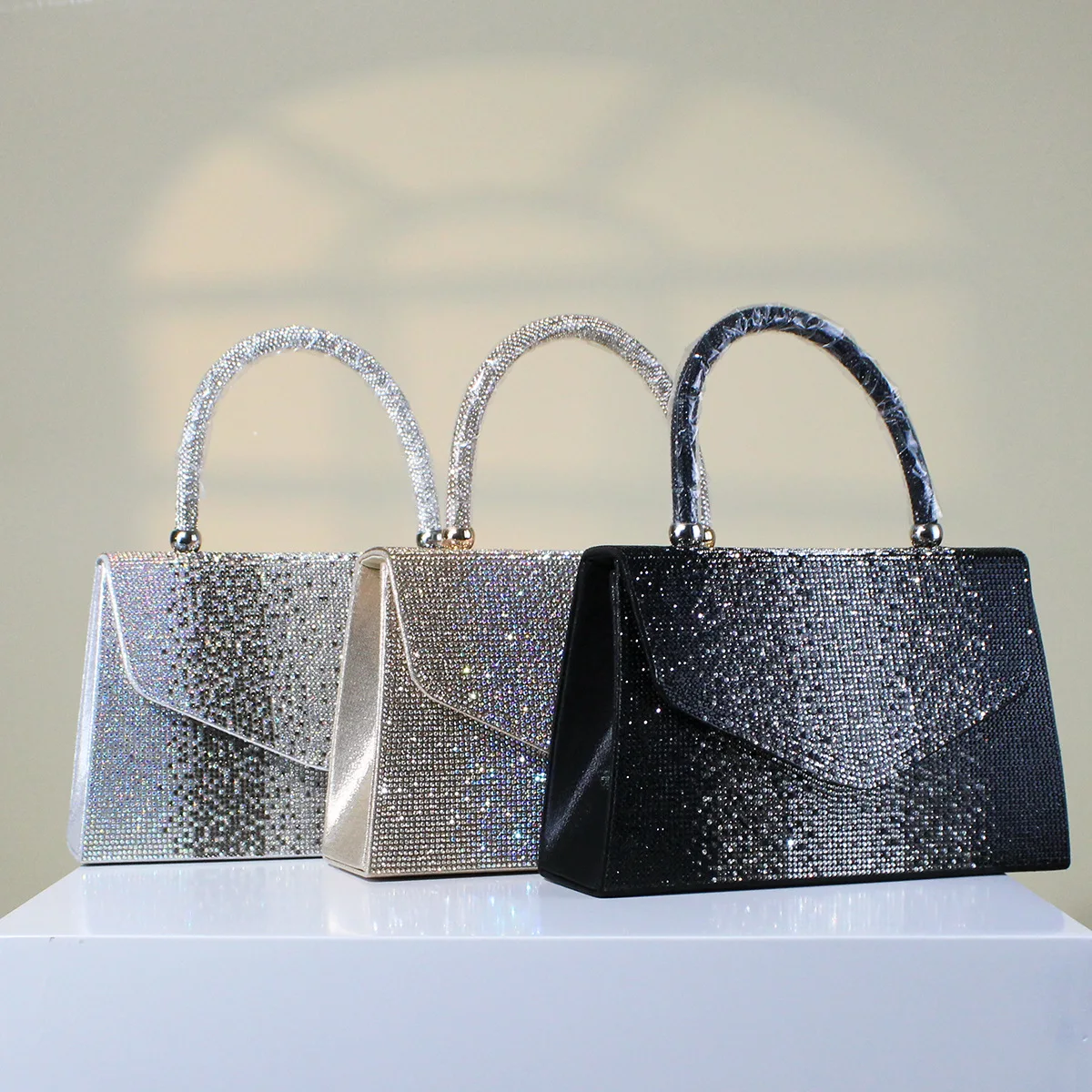 Fashion Rhinestone Evening Bags for Women Top Handle Handbag Diamonds Crystal Shoulder Crossbody Bag Party Wedding Clutch Ladies
Fashion Rhinestone Evening Bags for Women Top Handle Handbag Diamonds Crystal Shoulder Crossbody Bag Party Wedding Clutch Ladies